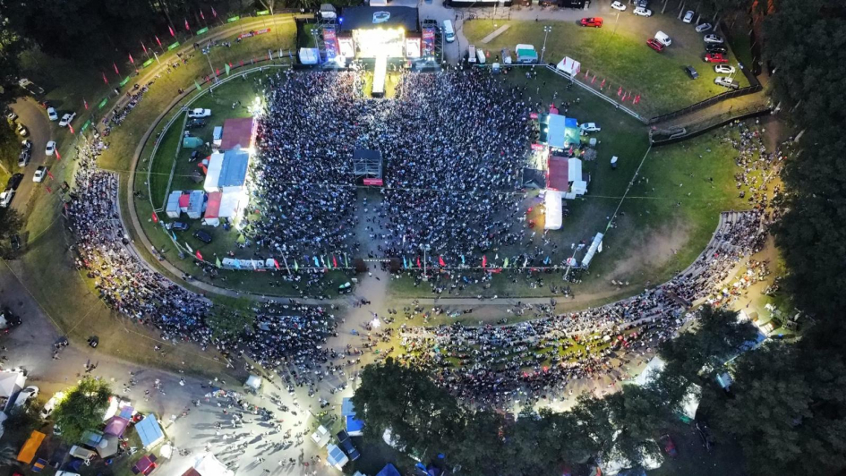 Una toma gráfica del público que concurrió en Noche de los Fogones (Foto: Prensa Jefatura de Policía de Lavalleja)