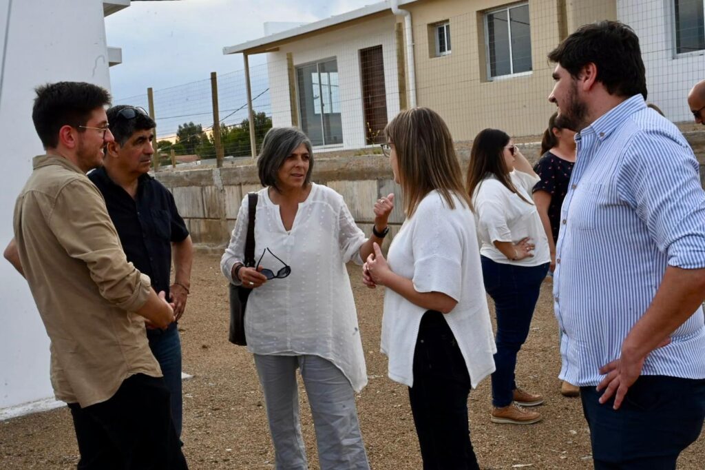Ministra de Vivienda, junto a autoridades ministeriales y dirigentes locales
