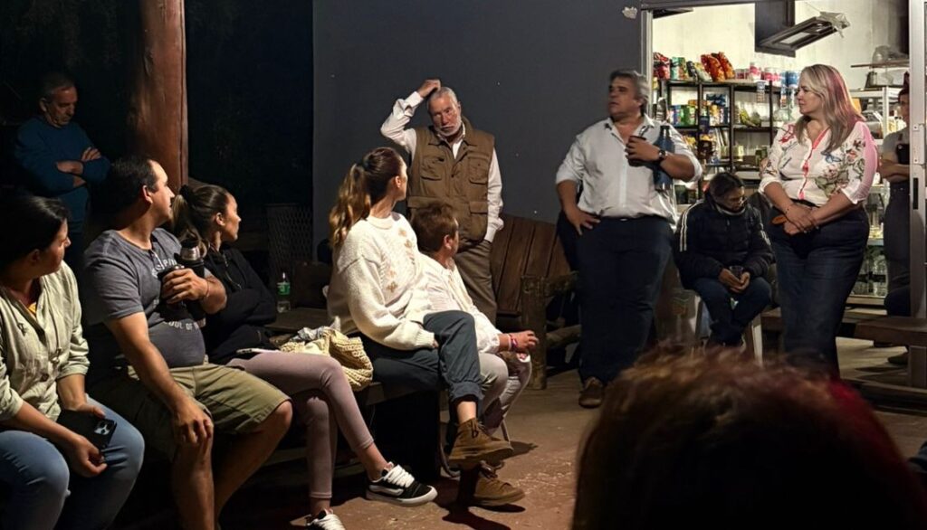 Andrea Aviaga y Carlos Camy en reunión con vecinos en Aguas Blancas.