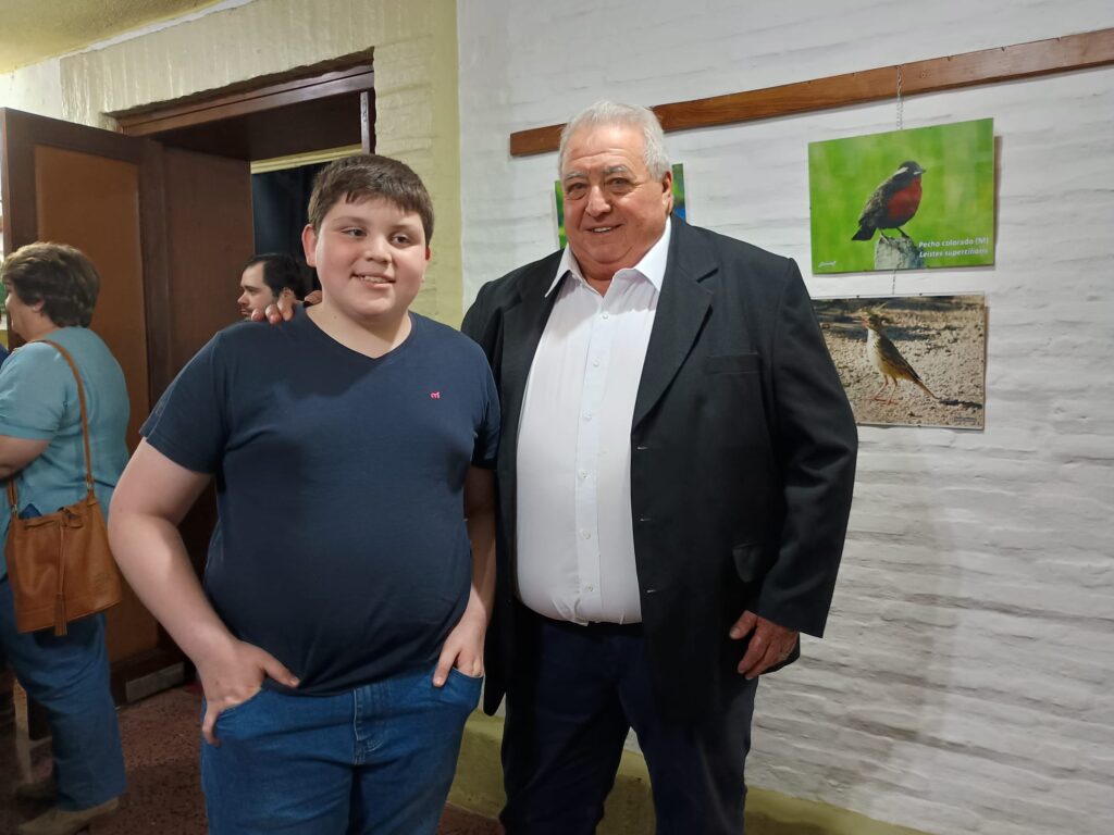 Daniel Pereira y su nieto Guillermo con la muestra sobre aves en el teatro Lavalleja