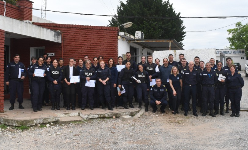 Todos los asistentes certificados con el Crio. Mayor Mter. Gutiérrez y Sub Jefe Crio. Mayor Oscar Sosa (Foto: Prensa Jefatura de Policía de Lavalleja)