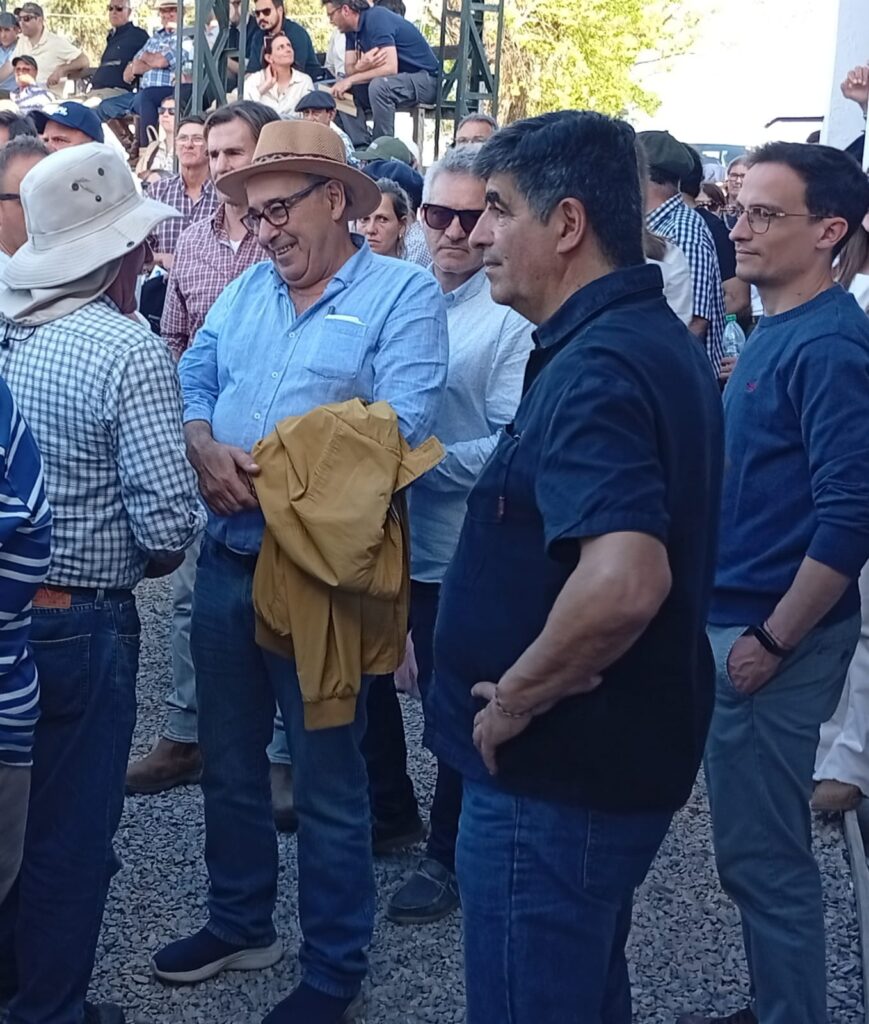 Ministro Fratti junto al diputado Umpiérrez en recorrida por la Expo Campanero.