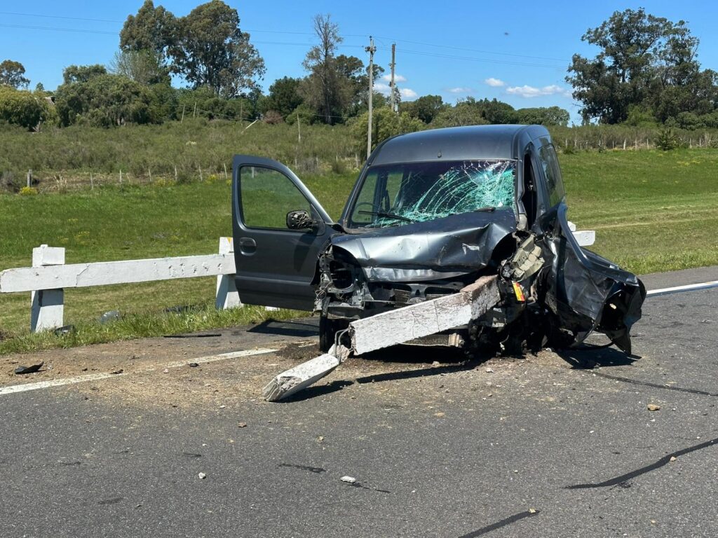 Una vista de como quedó la camioneta furgón tras el impacto (Foto: Prensa Jefatura de Policía de Lavalleja)