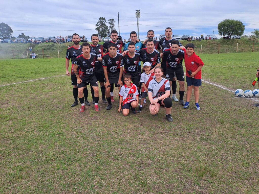 El actual Campeón Minuano, luego de un mal comienzo, sumó su tercera goleada consecutiva, y si hoy gana llegará a la punta del Apertura. Parados: Agustín Gimeno, Alexis Duque, Ignacio Moreira, Braian Aguirre, Marcelo Del Puerto, Braian González. Agachados: Ryduan Apestheguy, Matías Píriz, Facundo Salvarrey, Martín Goñi, Gabriel Chaine. (Foto: Gonzalo Martínez)