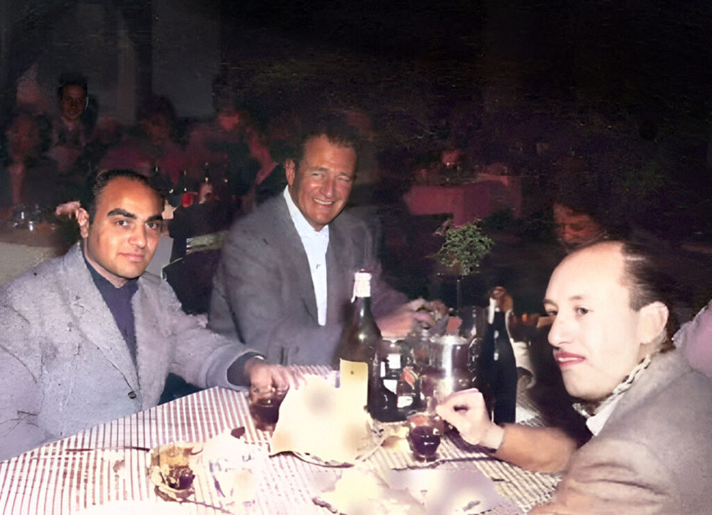 John Wayne almorzando en Parque de Vacaciones. A la derecha, el minuano Hugo Rocha.