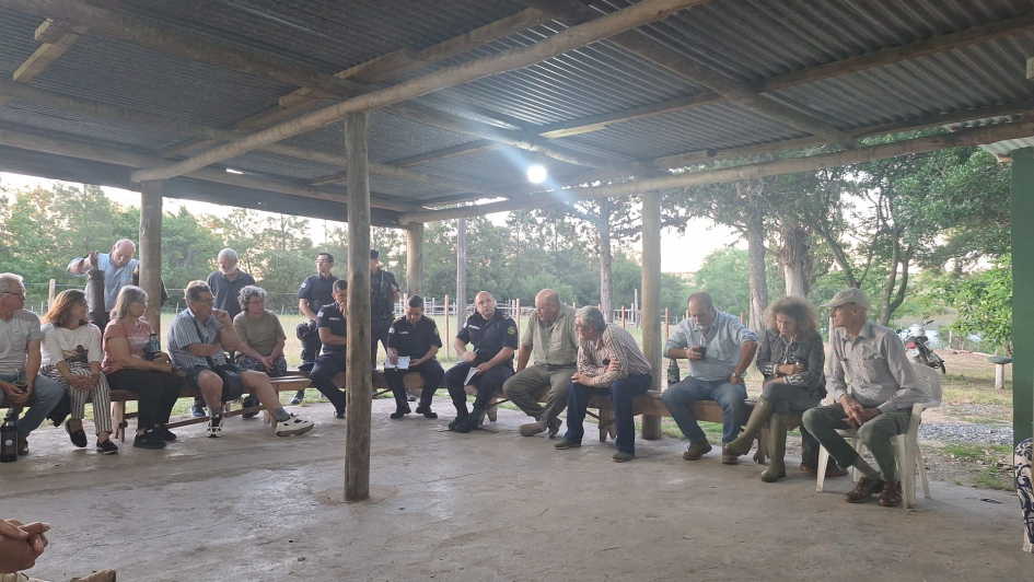 Reunión con vecinos en Aguas Blancas (Foto: Prensa Jefatura de Policía de Lavalleja)