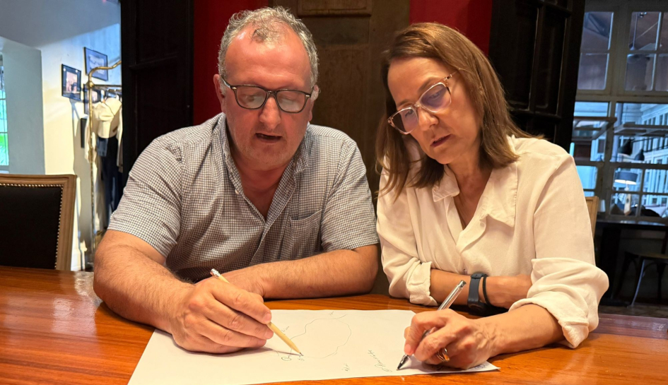Intendente Ximénez junto a Ana Liz Flores, de la Fundación Wyss (Foto: Prensa IDL)