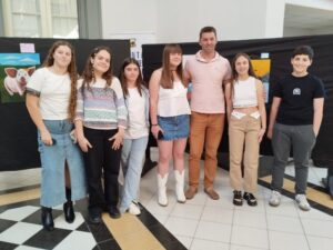 El profesor y artista plástico Nicolás Cella y los seis expositores.