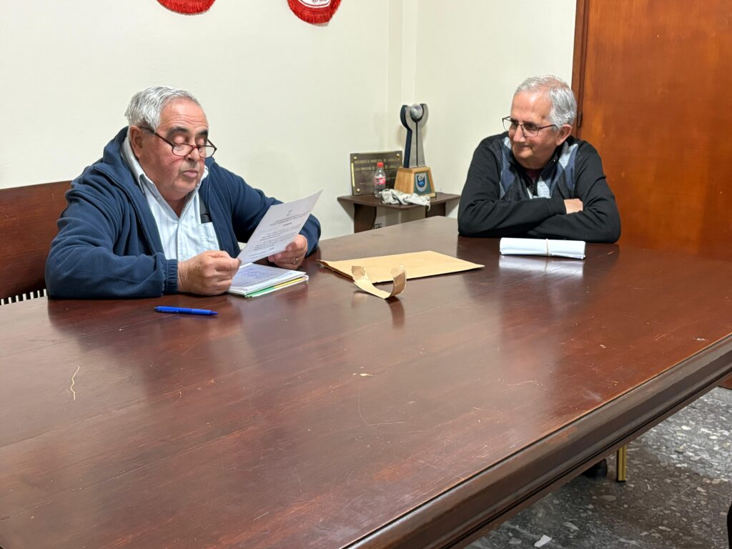 El presidente de la Divisional “A”, Heber Brioso, en momentos de abrir el sobre y darle lectura a la nota del Tribunal de Penas