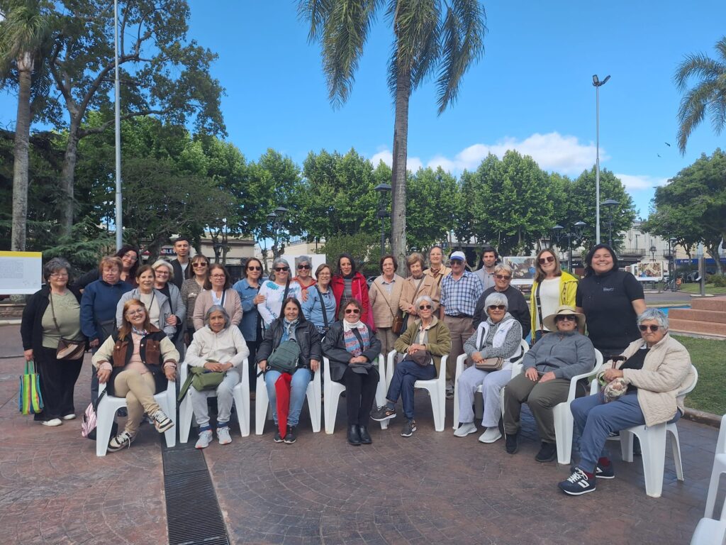 Exitosa actividad para personas adultas en plaza Libertad