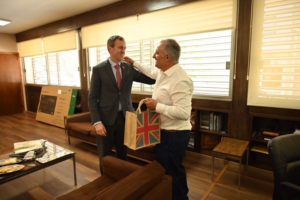 El intendente Daniel Ximénez y el embajador británico, Mal Green, reunidos en la Intendencia de Lavalleja (Foto: Prensa IDL)