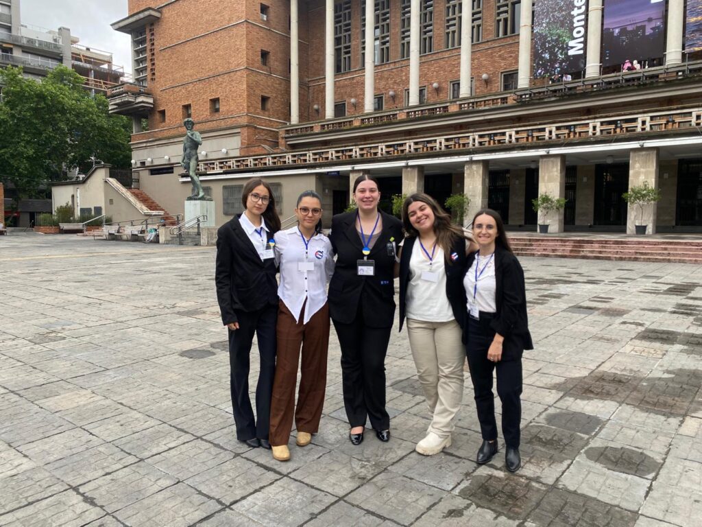 Natasha Gutiérrez, Victoria Borges, Constanza Cabana, Agustina Peña y profesora Jenny Méndez