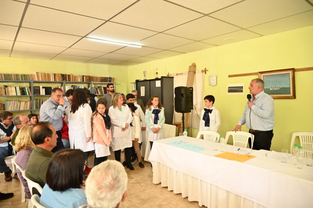 Incluso los escolares de Zapicán participaron de la reunión del Consejo de Gobierno. (Foto: Prensa Intendencia de Lavalleja)