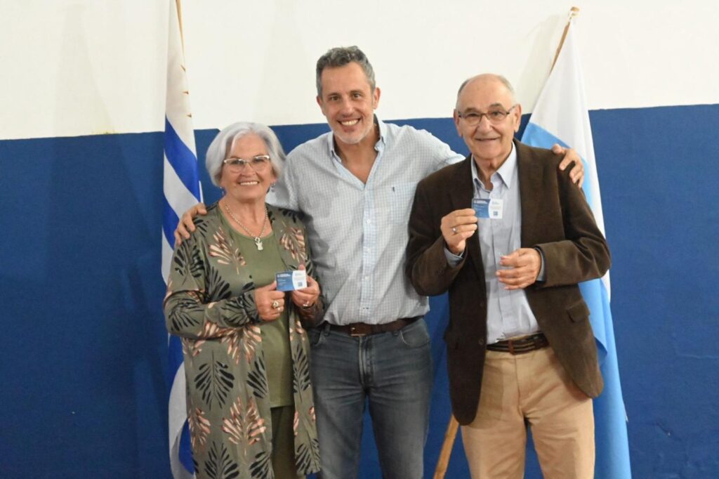 El exintendente Mario García y los homenajeados de su Lista 58, Raquel Farias y Luis Martínez.