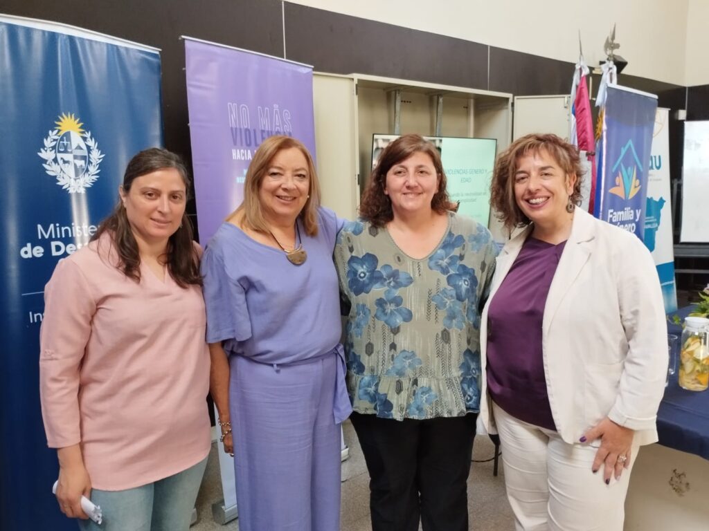 Andrea Tuana acompañada por Ana Laura Soiza, María Rita López e Yliana Zeballos.