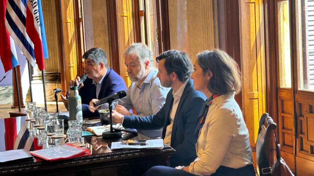 Los legisladores Umpiérrez e Inthamoussu junto a los representantes de CAINFO.