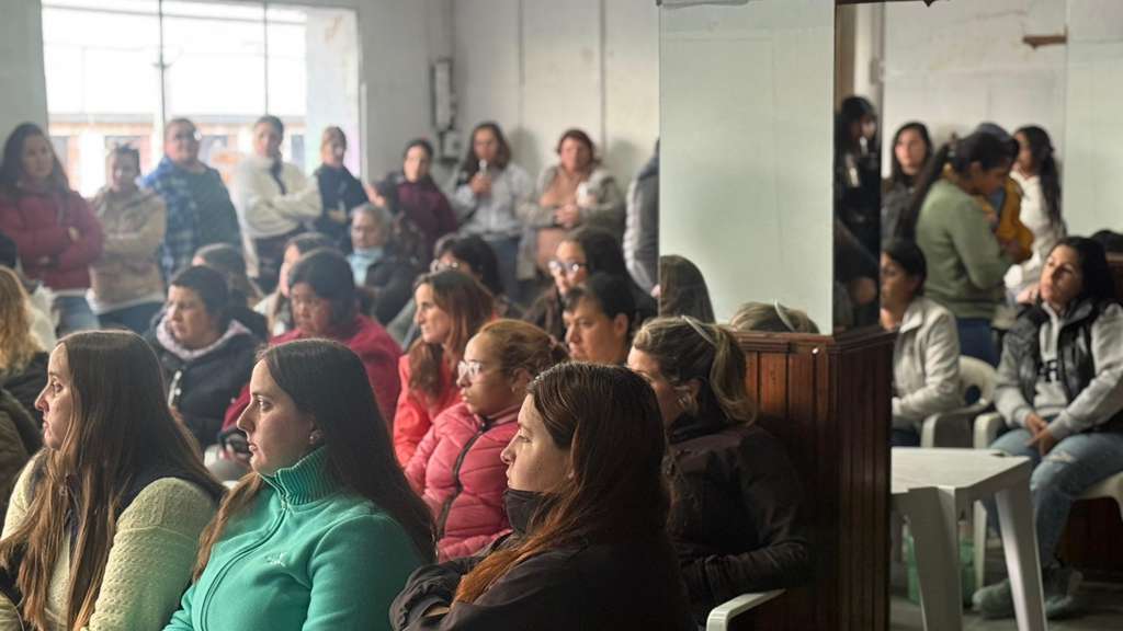 Parte del público que asistió a la reunión. (Foto: Prensa diputado Javier Umpiérrez)