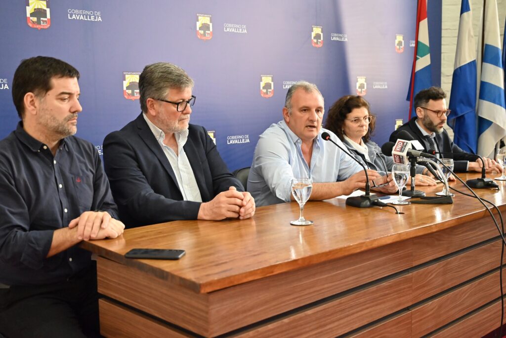 El intendente Daniel Ximénez junto a otras autoridades de la IDL, de la ONSC y de la OPP (Foto: Prensa IDL)