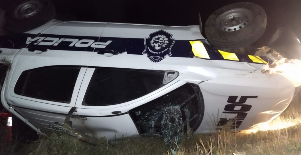 Móvil policial que volcó por ruta 108 próximo a la localidad de Zapicán (Foto: Prensa Jefatura de Policía de Lavalleja)