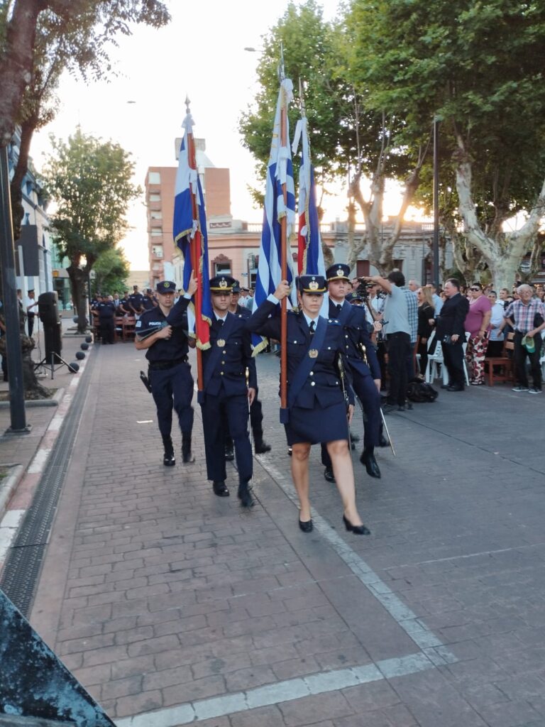 Retiro de pabellones al finalizar la ceremonia de los 196 años de la Policía Nacional en Plaza Libertad.