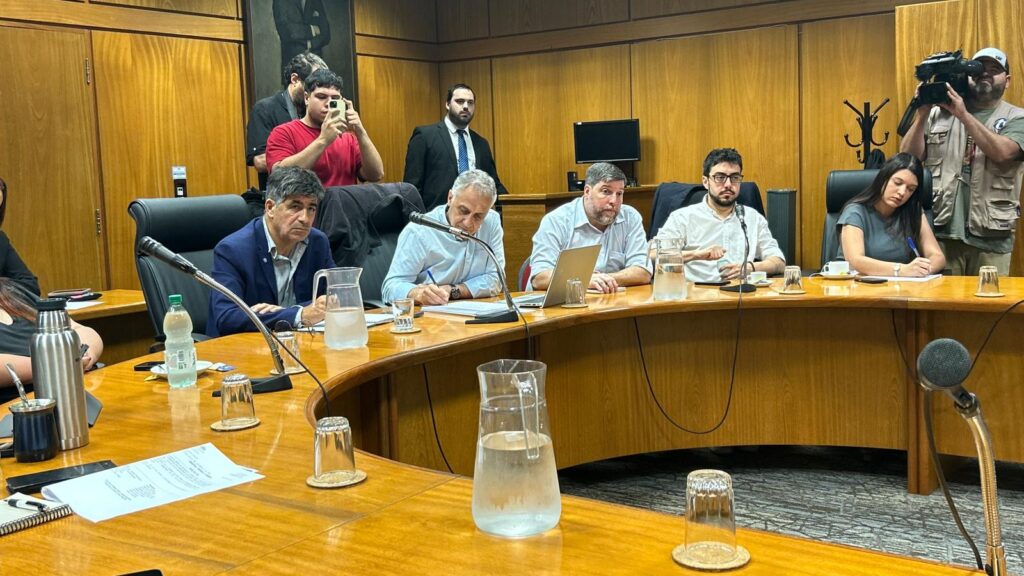 Umpiérrez integrando la Comisión de Industria del Parlamento (Foto: Equipo de Diputación)