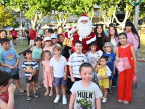 Papá Noel fue muy requerido para las fotos con los más pequeños (Foto: Prensa IDL)