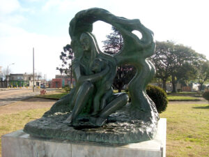 Monumento a la madre, situado en plazoleta del barrio Las Delicias de Minas.