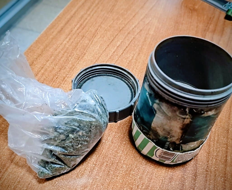 Recipiente con Marihuana incautada a detenido luego de dañar una vidriera (Foto: Prensa Jefatura de Policía de Lavalleja)
