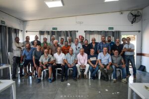 Todos los asistentes a la reunión de la Confederación del Este en Melo. (Foto Gentileza Humberto Tellechea).