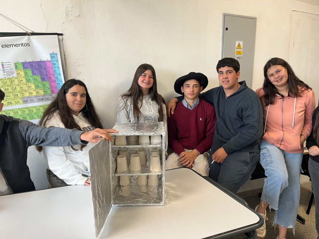 Estudiantes y docentes trabajando en el proyecto “El Vergel”.