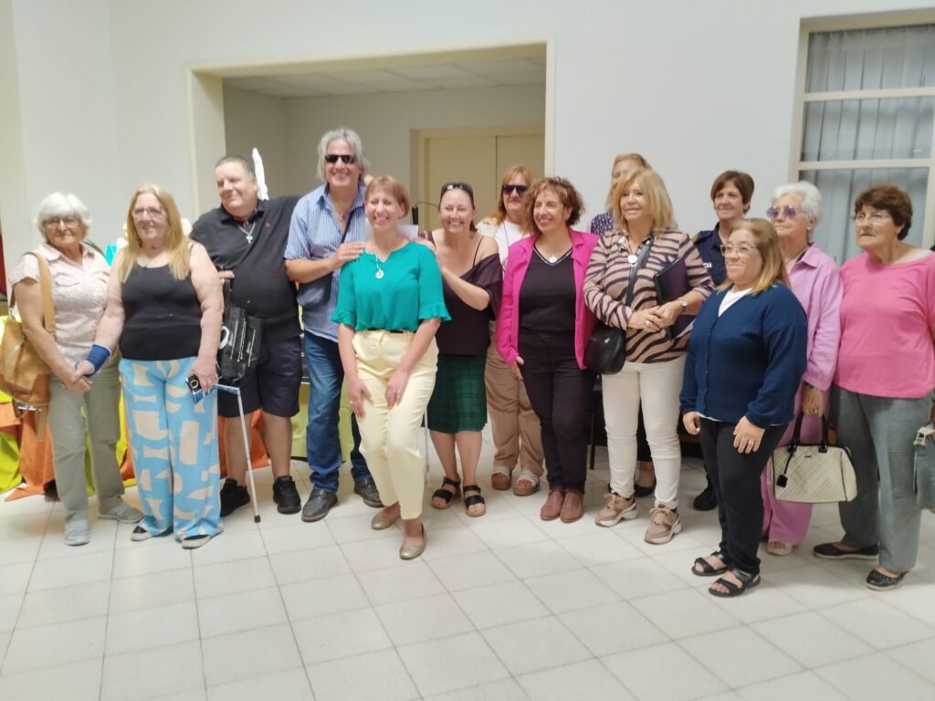 Julio Sotelo, muy bien acompañado en la apertura de su exposición de esculturas en el hall de la IDL.