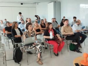 Autoridades y funcionarios de la IDL y la JDL acompañaron el conversatorio. 