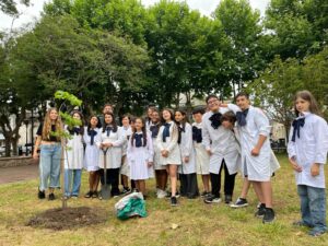 Alumnos de Escuela 2 de Minas plantaron un árbol en plaza Libertad