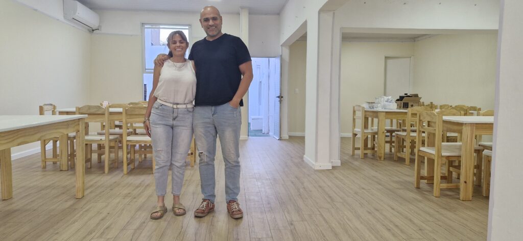 Marcelo Cesar y Neiba Alba, responsables del nuevo salón de fiestas minuano.