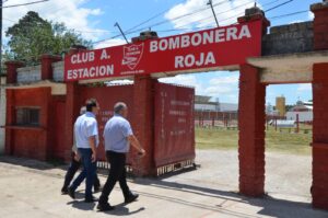 Ximénez, acompañó a Cesar y Bouvier a la Bombonera Roja del Club A. Estación. (Gentileza de Prensa de la IDL). 