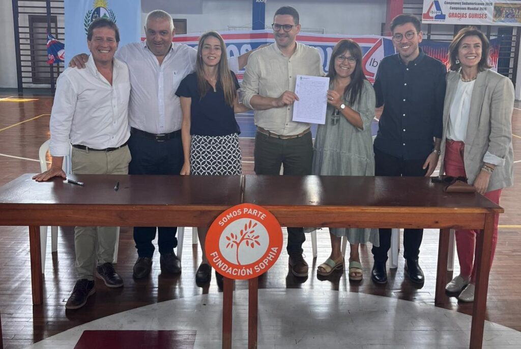 Martín Tierno (Director Nacional de Arquitectura) firmó los convenios sociales, junto a Marcela Carrasco (directora ejecutiva de Fundación Sophia) y Rossana Suparo (directora de Fundraising y Relaciones Públicas)