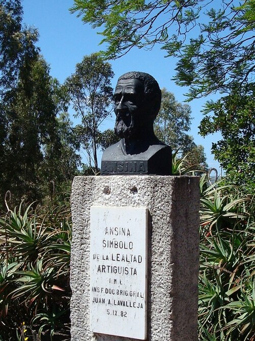 Recordatorio de Ansina en Cerro Artigas: busto y estela. (Foto: internet)