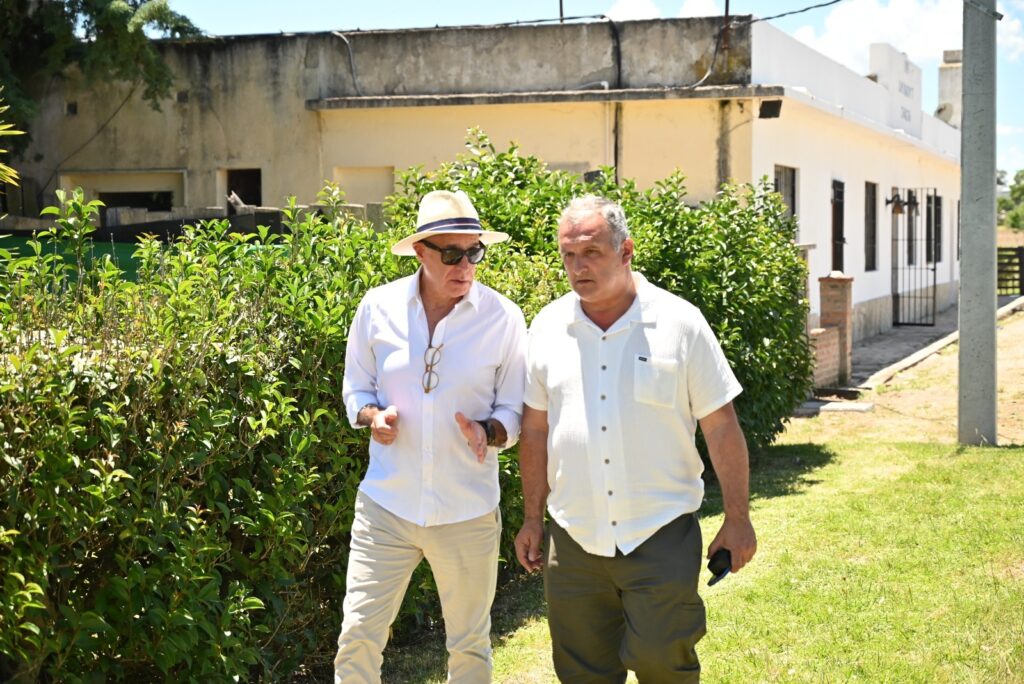 El ministro Carlos Negro y el intendente Daniel Ximénez rumbo a la Sala de Convenciones Campanero (Foto. Prensa IDL)