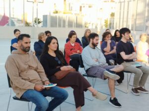 Público esperando la llegada de la IA. 