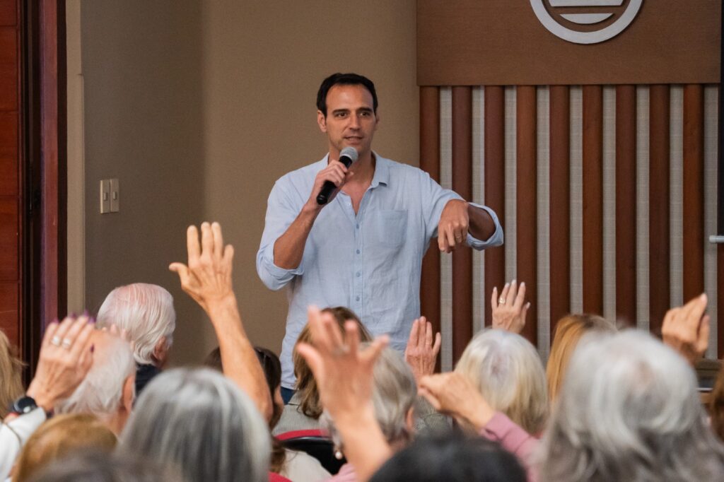 Facundo Ponce de León en una charla realizada en el marco de este programa de la Universidad Católica.
