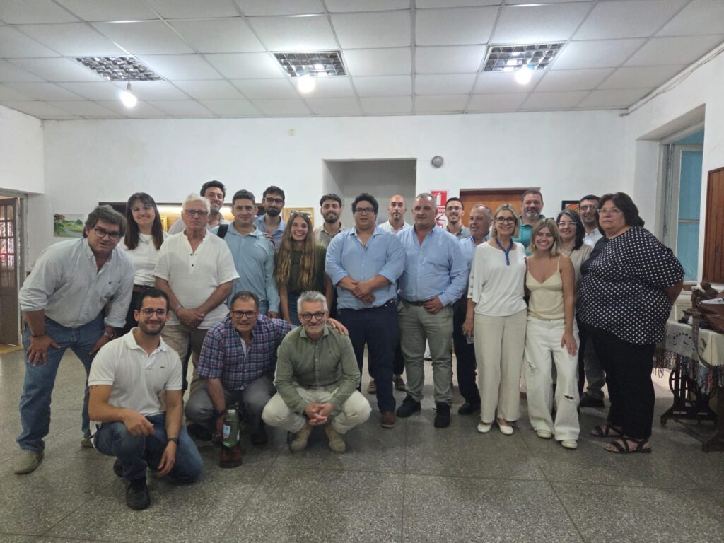 El intendente Ximénez, parte del Ejecutivo departamental, alcaldes y alcaldesas se reunieron en Solís de Mataojo (Foto: Prensa IDL)