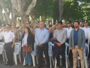 Importante acompañamiento de autoridades y público en la celebración de los 196 años de la Policía Nacional.