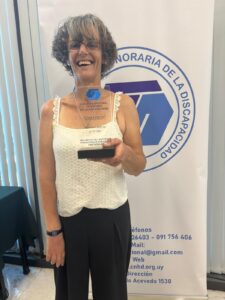 Rossana Santos feliz con su premio.