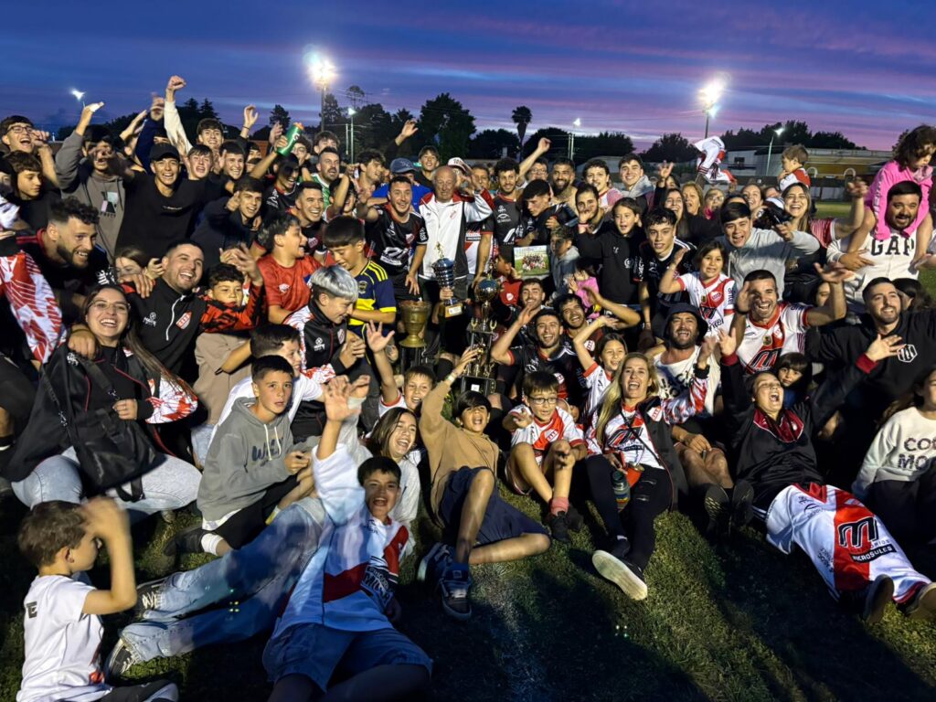 La familia franjeada celebrando la obtención de un nuevo Campeonato Minuano. (Foto: Gonzalo Martínez).
