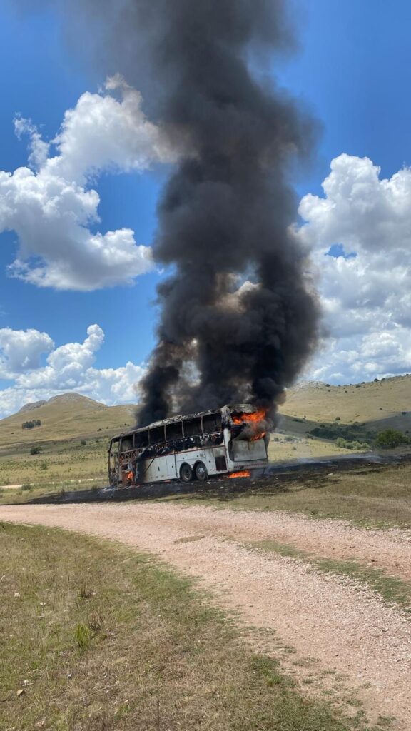Una imagen del ómnibus siniestrado (Foto: Prensa Jefatura de Policía de Lavalleja)