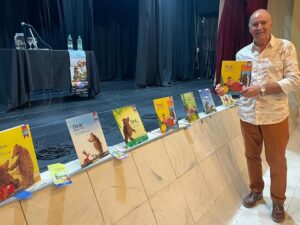 El escritor Ricardo Alcántara presentó su último trabajo literario