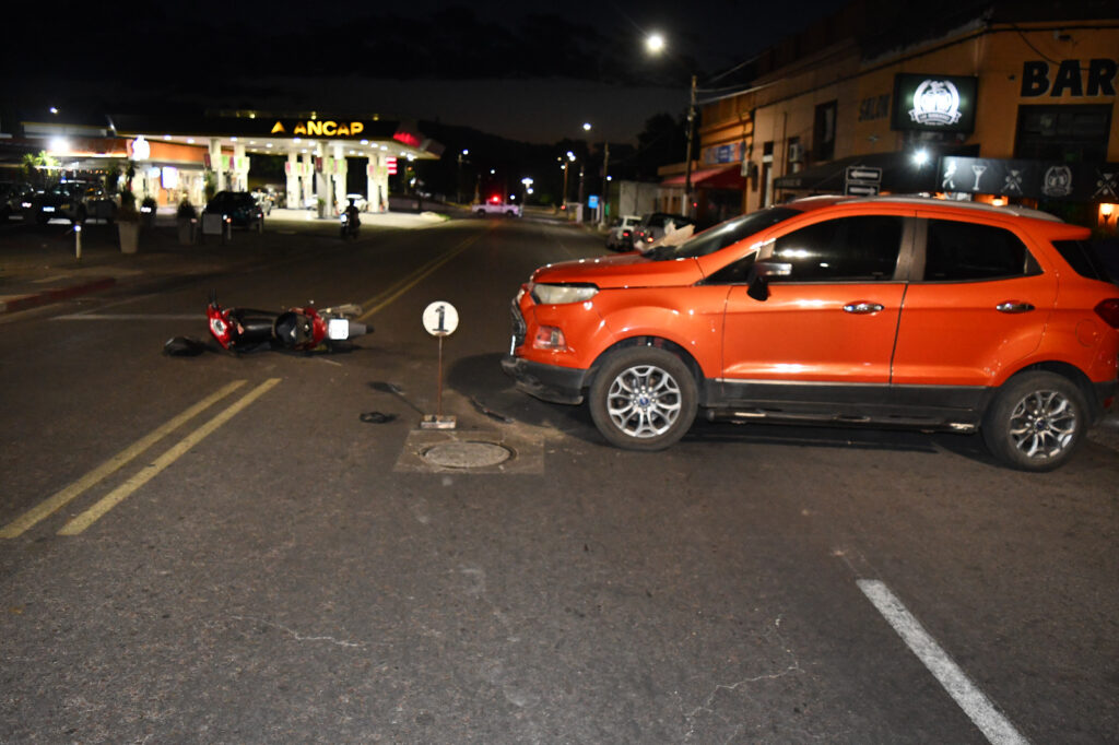 Una vista de la colisión entre camioneta y una moto (Foto: Prensa Jefatura de Policía de Lavalleja)