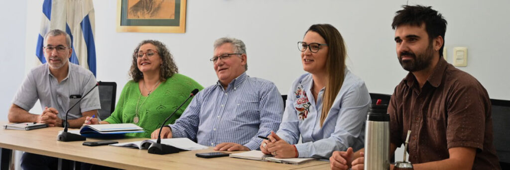 Consejero Julián Mazzoni junto a equipo de representación docente.