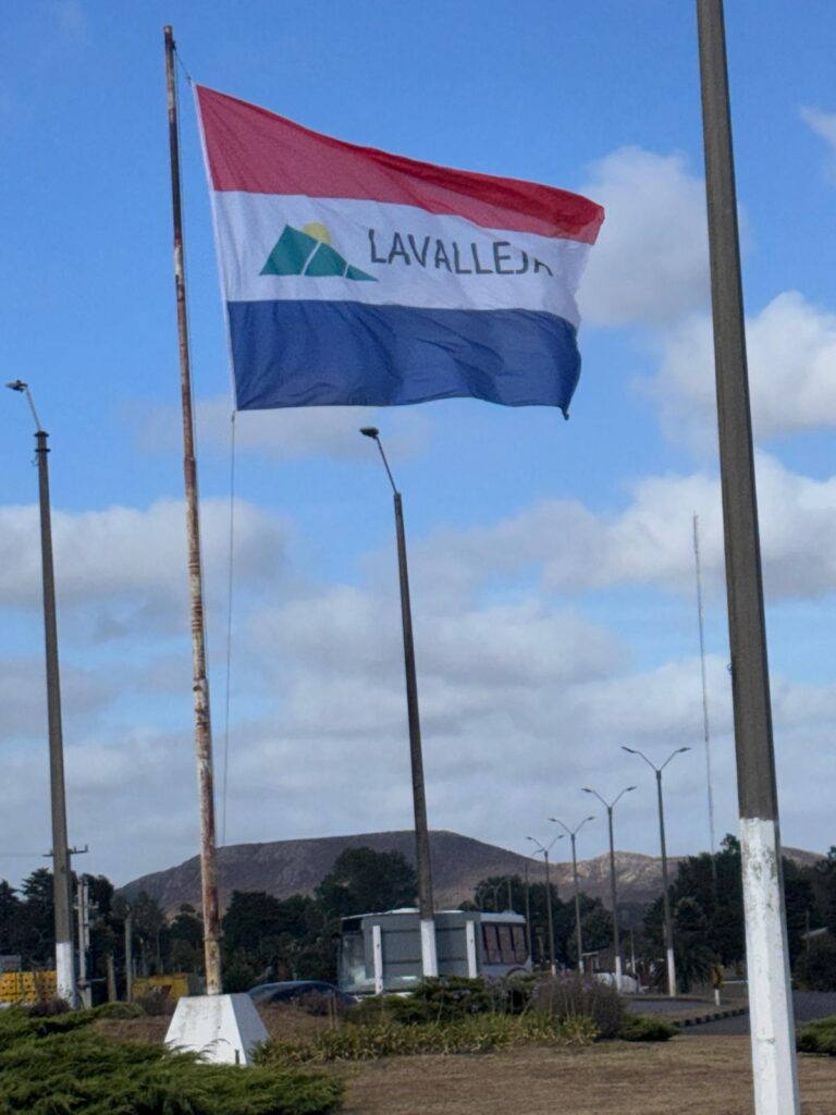 El miércoles fue colocada una bandera flamante en la rotonda de Ruta 8
