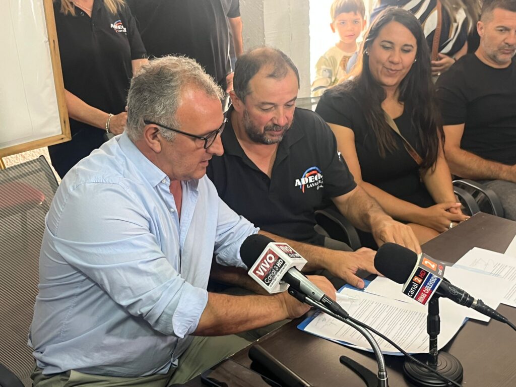 El intendente Ximénez junto al presidente de ADEOM Lavalleja, Sergio Charquero